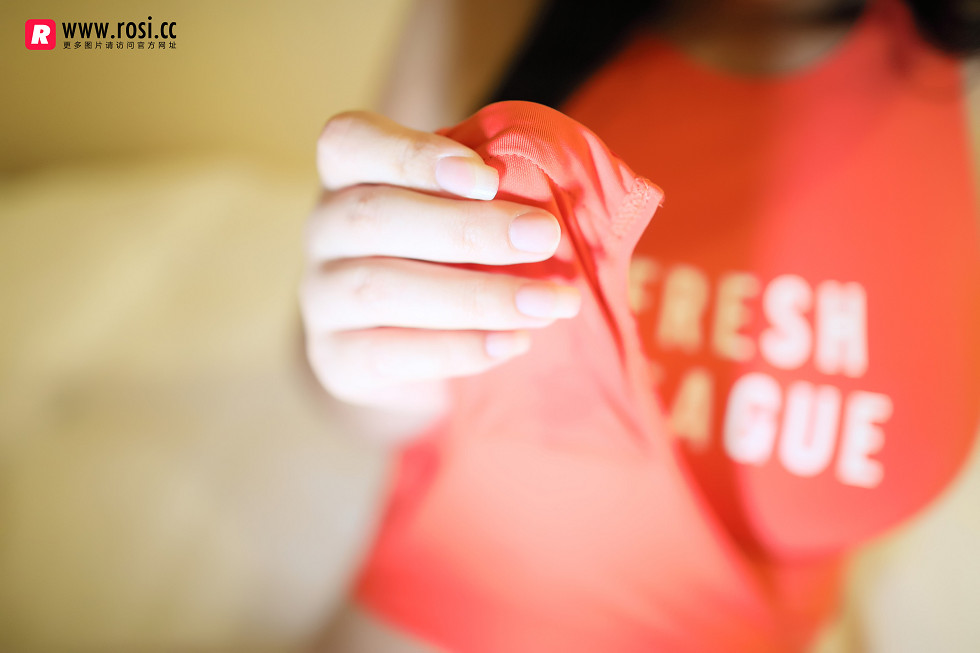 Rosimm第2125期_丰满美少女居家红色高叉连体内衣半脱秀傲人巨乳诱惑写真30P