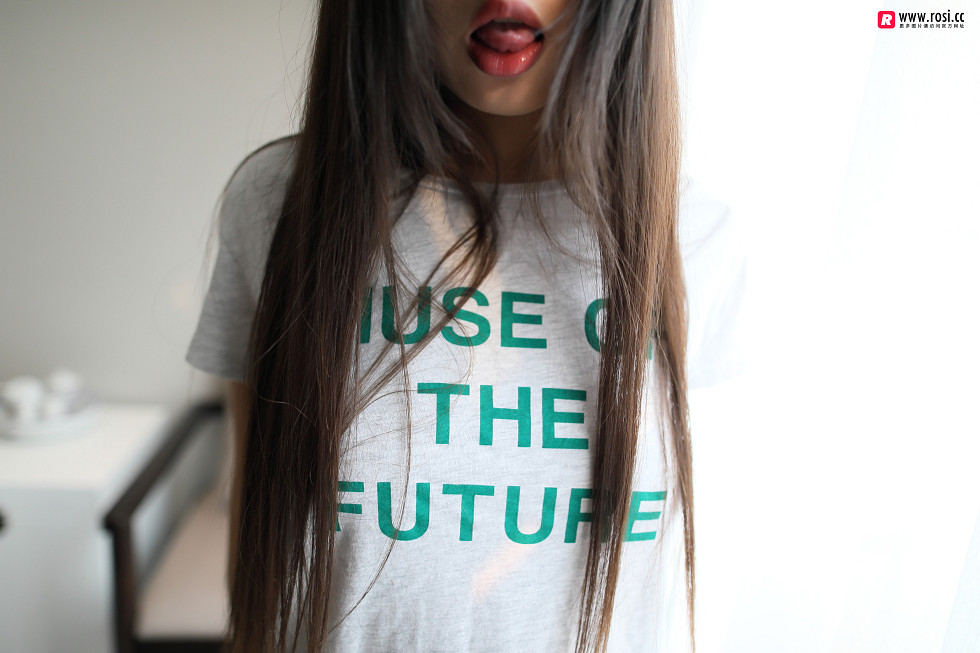 Rosimm第2327期_白色短袖衫妹子居家椅子上半脱内裤秀白嫩肌肤撩人诱惑写真25P